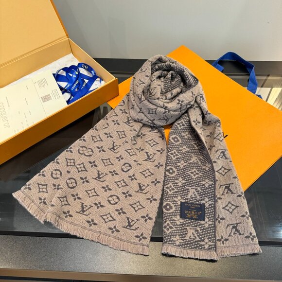 Louis Vuitton Gray Monogram Scarf - Picture 2 of 5